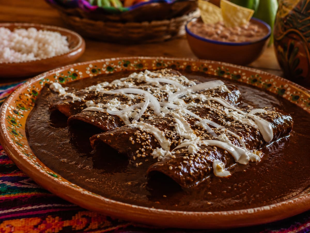 Mientras los mexicanos desayunan chilaquiles, huevos y birria entre salsas picantes y tortillas recién hechas, los coreanos disfrutan de kimchi fermentado, arroz tostado (nurungji) y sopas como el haejang-guk; dos tradiciones culinarias que reflejan la riqueza de sus culturas desde el primer bocado del día