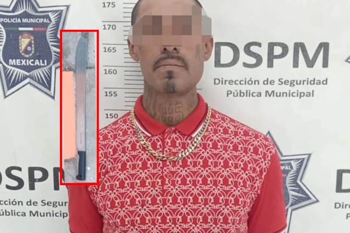 Empuñaba un machete afuera de un Oxxo en Portales 2