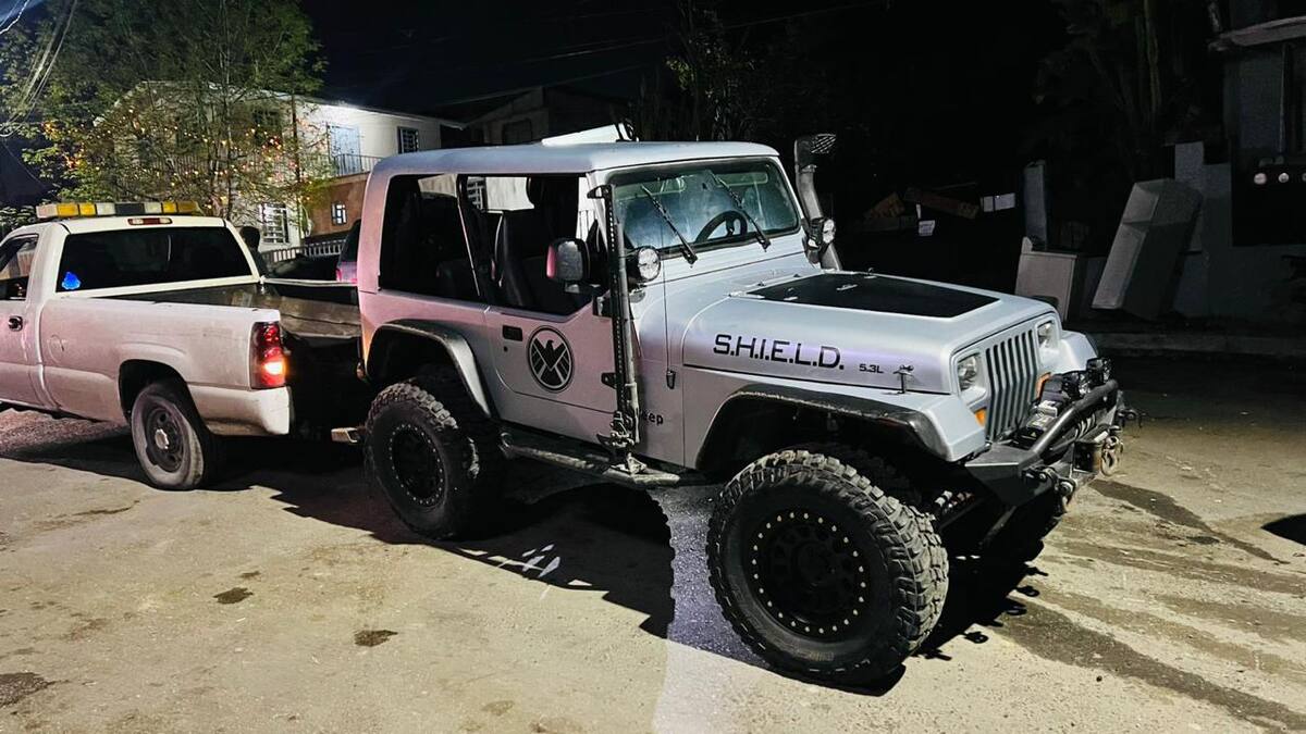 Jeep Wrangler, modelo 1995, color gris, con placas de circulación del estado de Durango y pre denuncia de robo registrada en Tijuana el mismo 27 de enero de 2025.