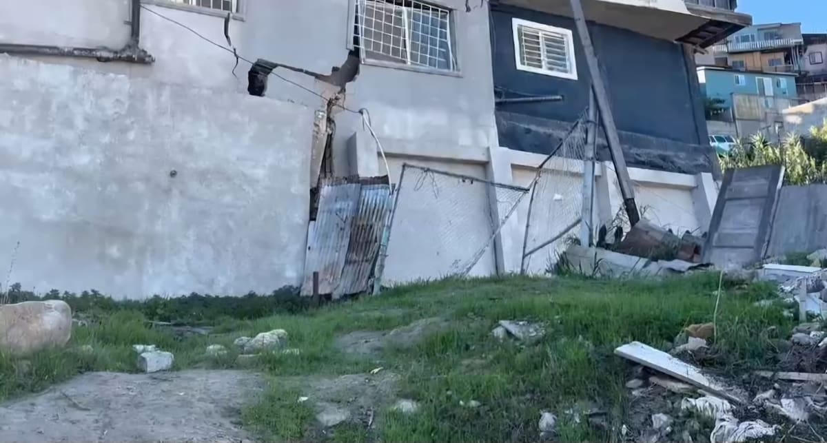 Una familia de la colonia Libertad Parte Alta perdió su vivienda tras un deslizamiento que estuvo relacionado con la construcción del Viaducto Elevado. Foto: Cortesía de la entrevistada