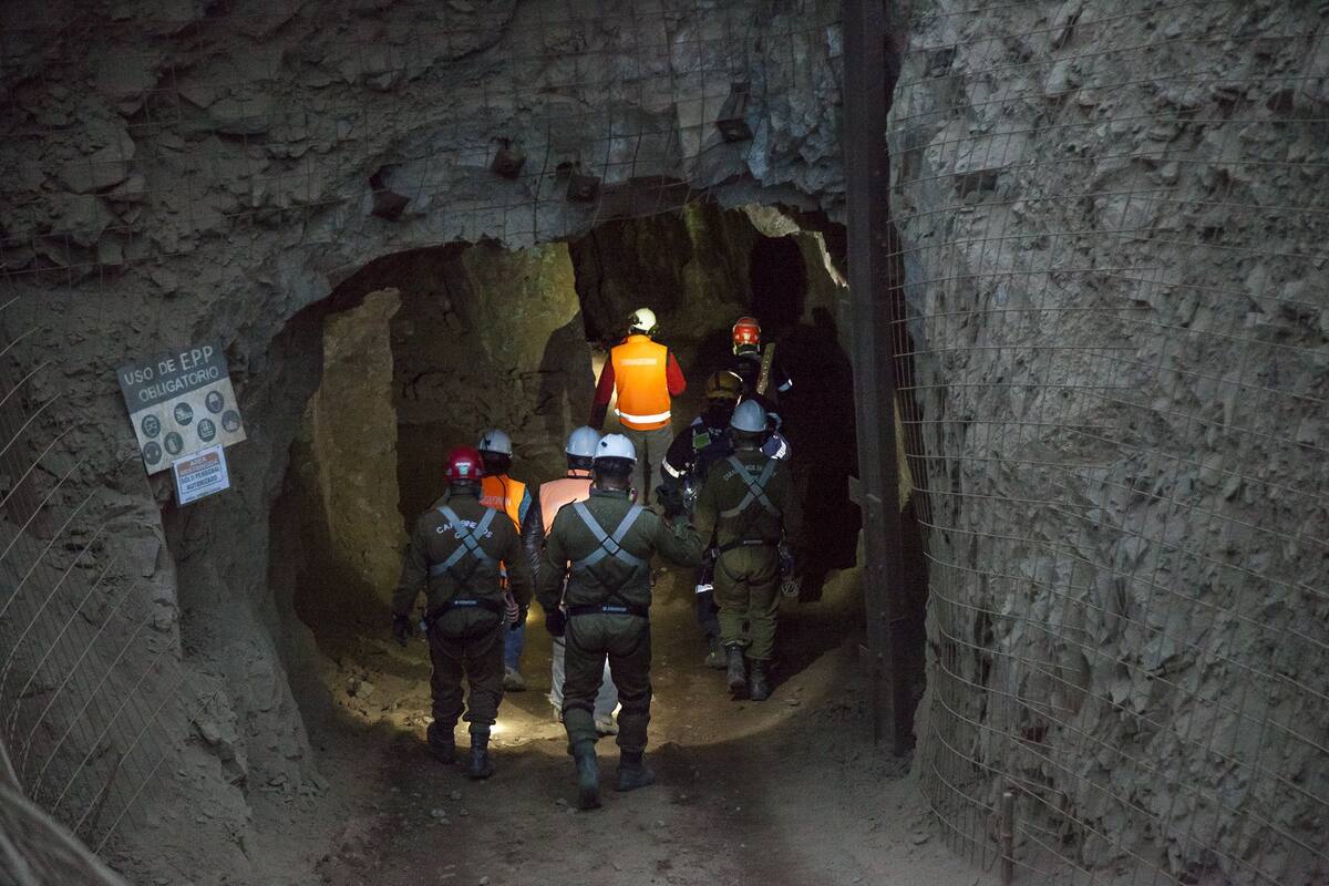 Minero es rescatado en Chile; otro fallecido