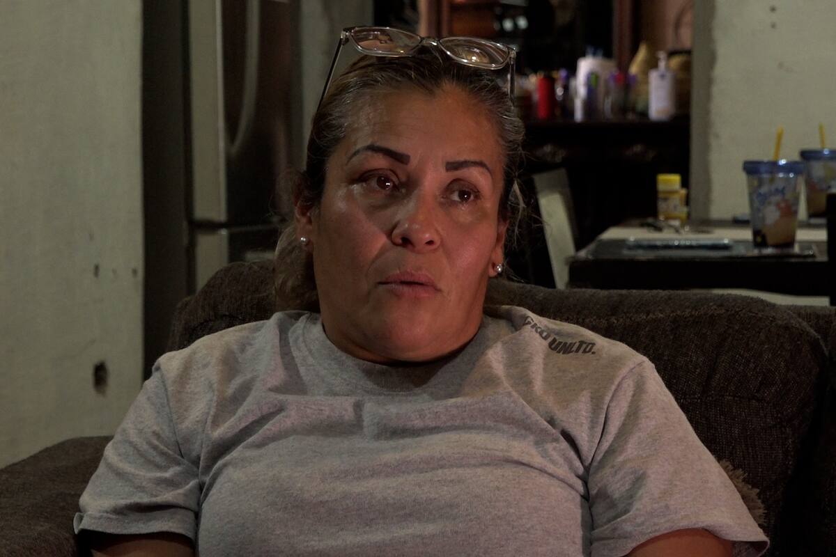 Rosa Carmina vende piñatas en Hermosillo para costear tratamientos de sus hijos con distrofia muscular