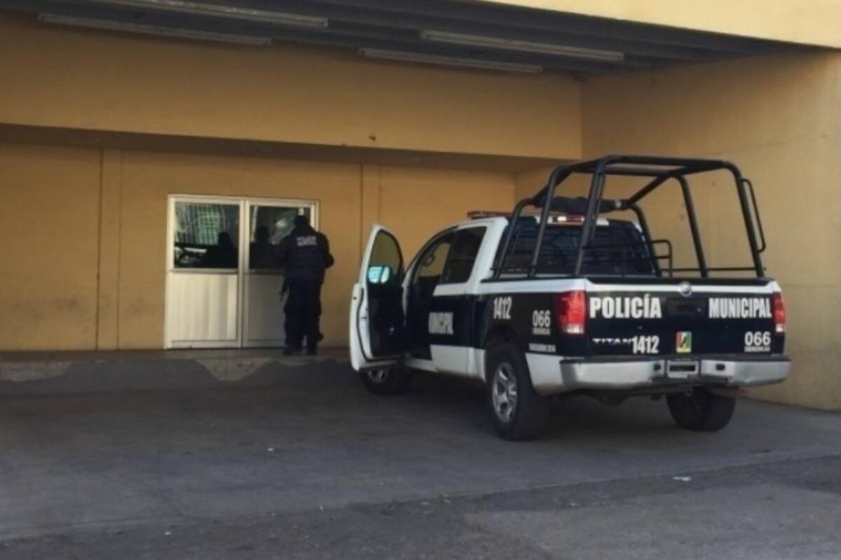 Agrede a su pareja y la saca sin ropa a la calle