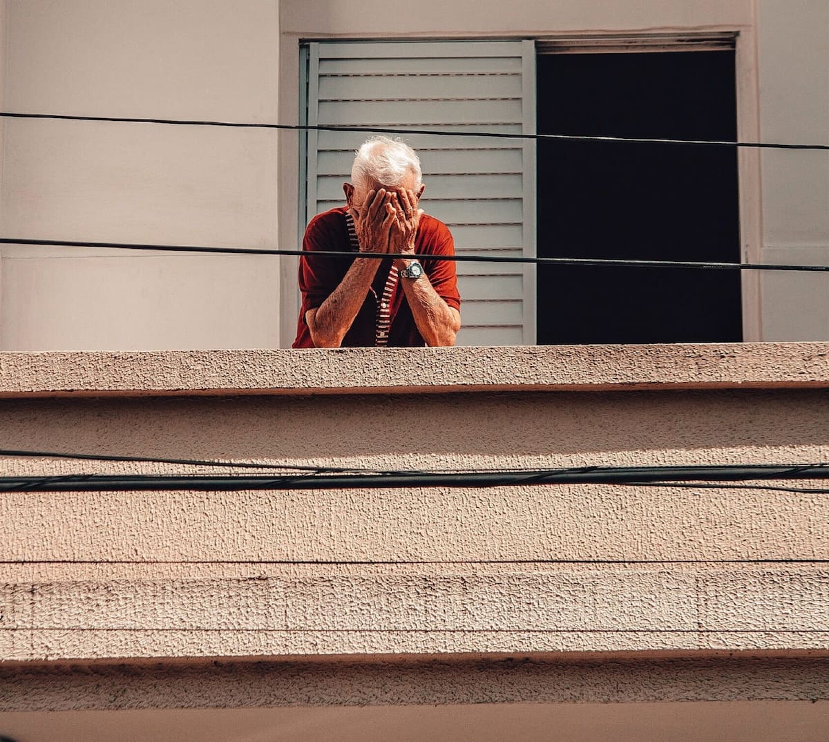 La psicología señala que imaginar constantemente escenarios negativos no siempre significa pesimismo, sino una forma de enfrentar la incertidumbre. Foto: Pexels