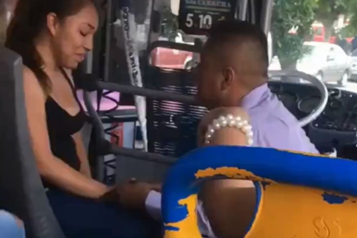 Chofer de microbús hace romántica propuesta de matrimonio en camión