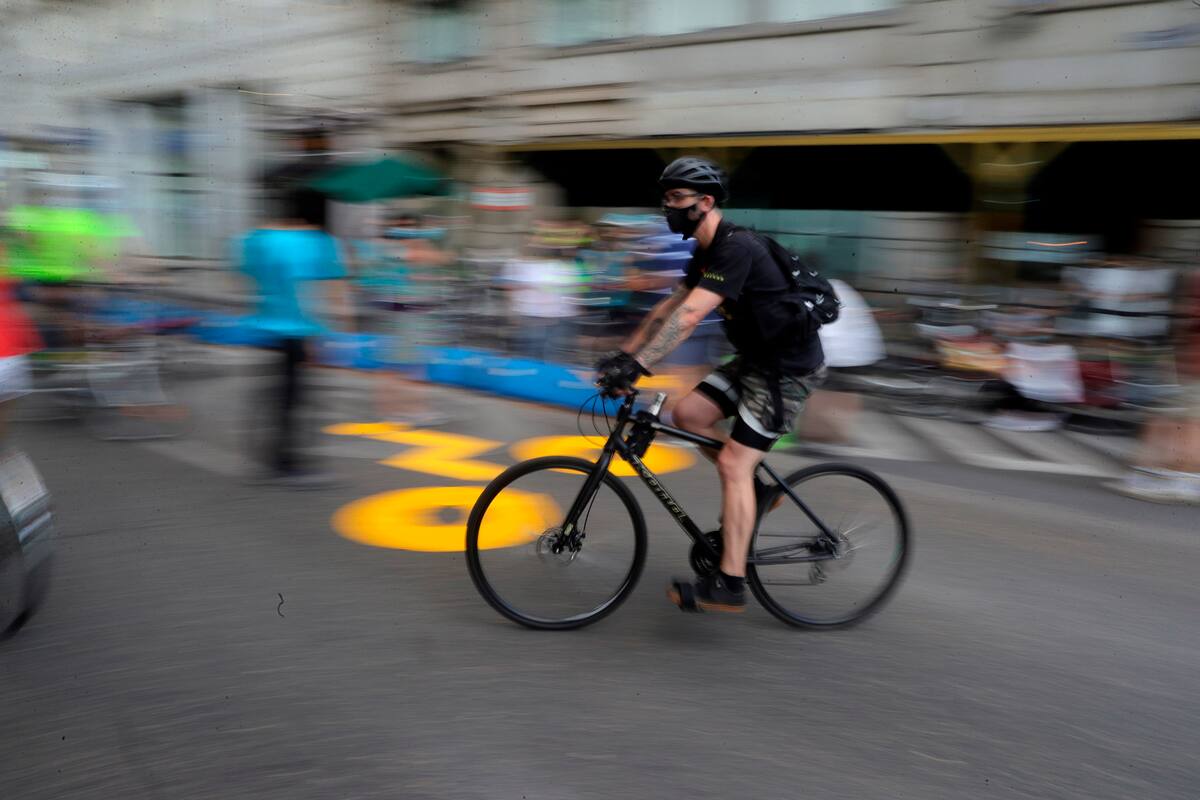GRAF5450. MADRID, 03/06/2020.- Asociaciones de ecologistas y ciclistas han convocado una cadena ciclista, este miércoles a las 20.30 horas en el Paseo de Recoletos, en Madrid, para demandar apoyo a la bici durante la desescalada y para visibilizarla como medio de transporte. EFE/JuanJo Martín