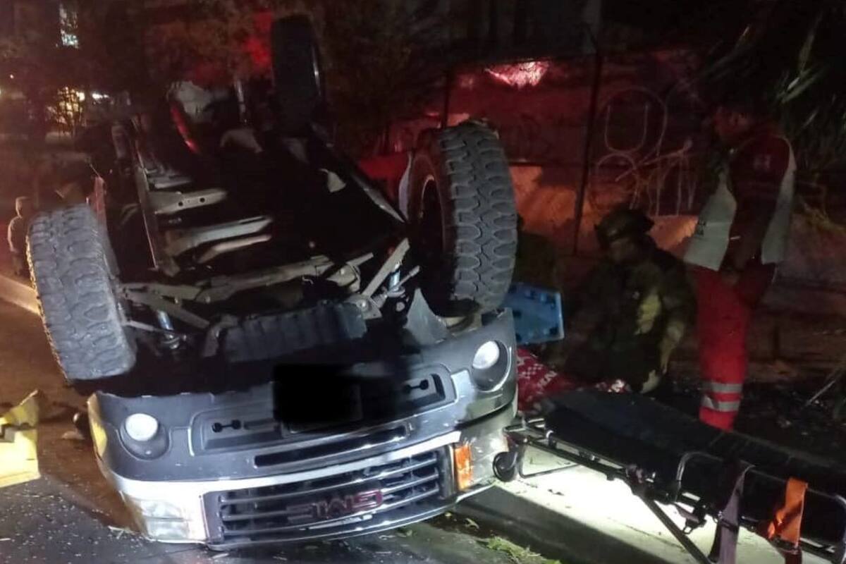 Choca contra un muro y vuelca su vehículo, hay un lesionado