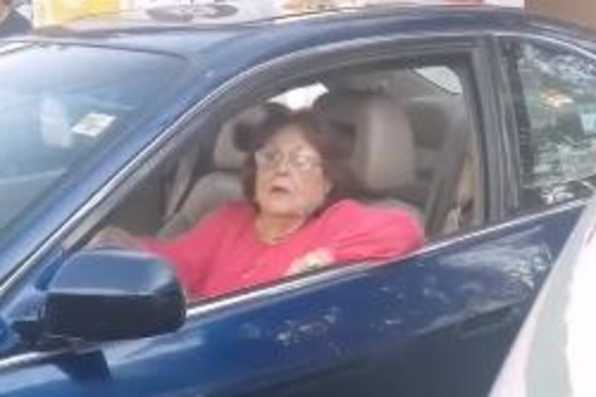 “Rufles necia” Señora se estaciona a la mitad de la calle y es movida por ciudadanos