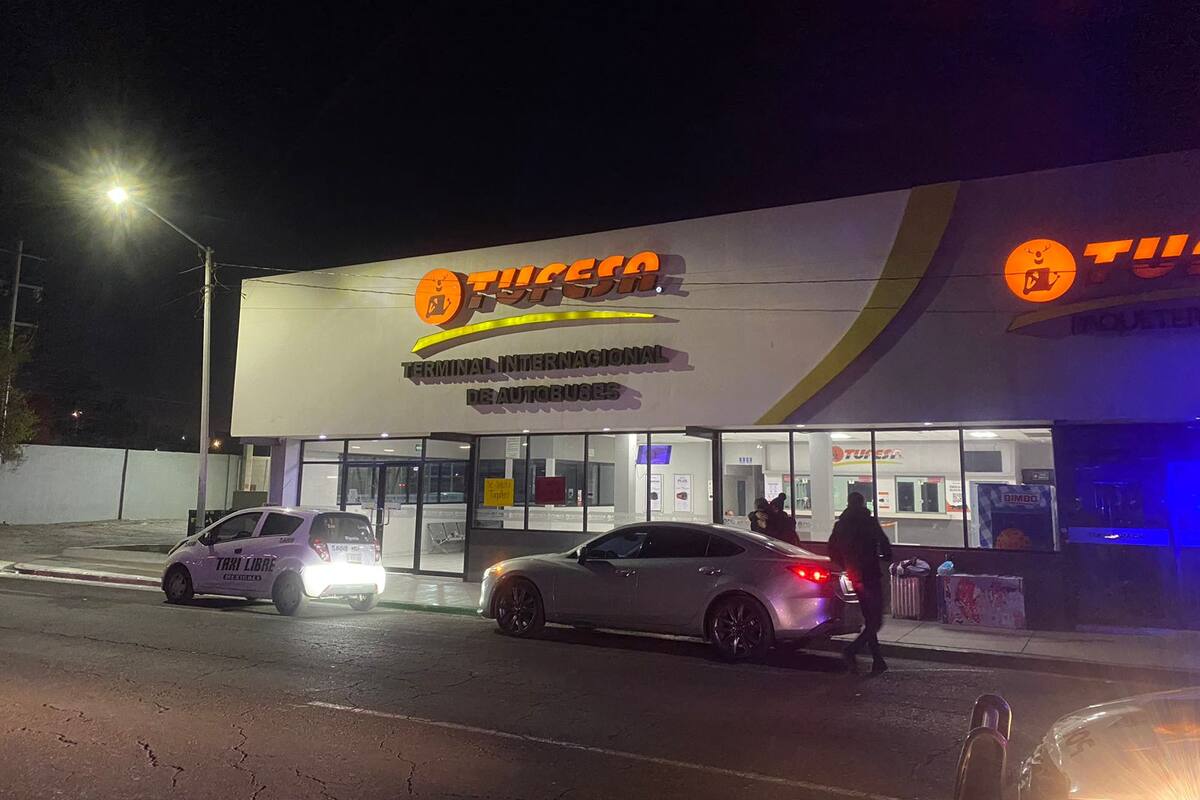 Sujeto agresivo rompe tubería de PVC en la central de autobuses