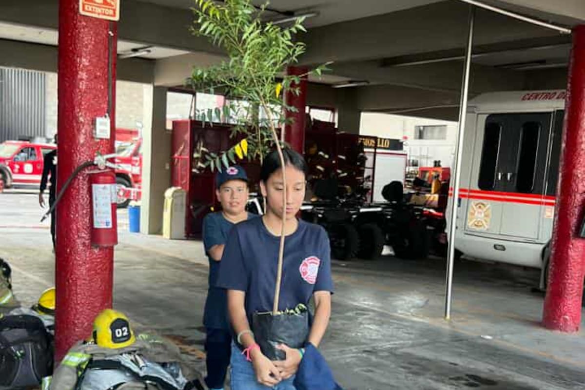 Miembros de la Brigada Juvenil de Bomberos de Hermosillo reforestan la plaza 16 de septiembre