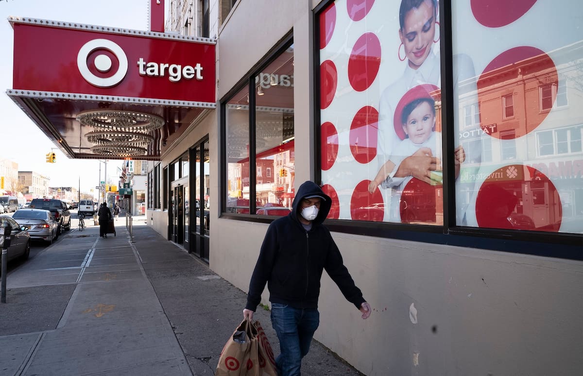 Foto tomada el 6 de abril del 2021 de una tienda Target en Brooklyn, en la Ciudad de Nueva York. (AP Photo/Mark Lennihan, File)