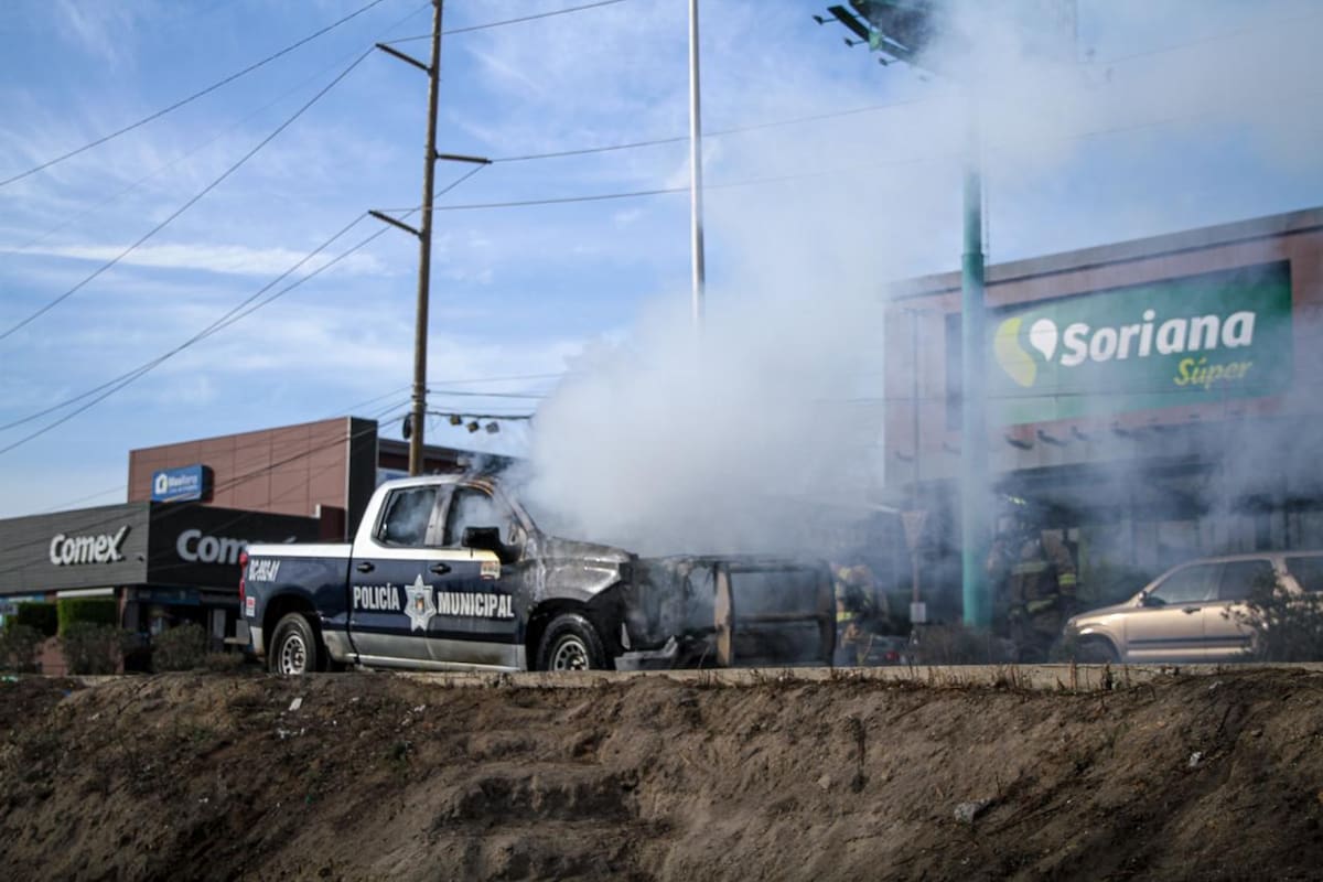 Los oficiales lograron descender a tiempo y no hubo heridos. Foto: BorderZoom