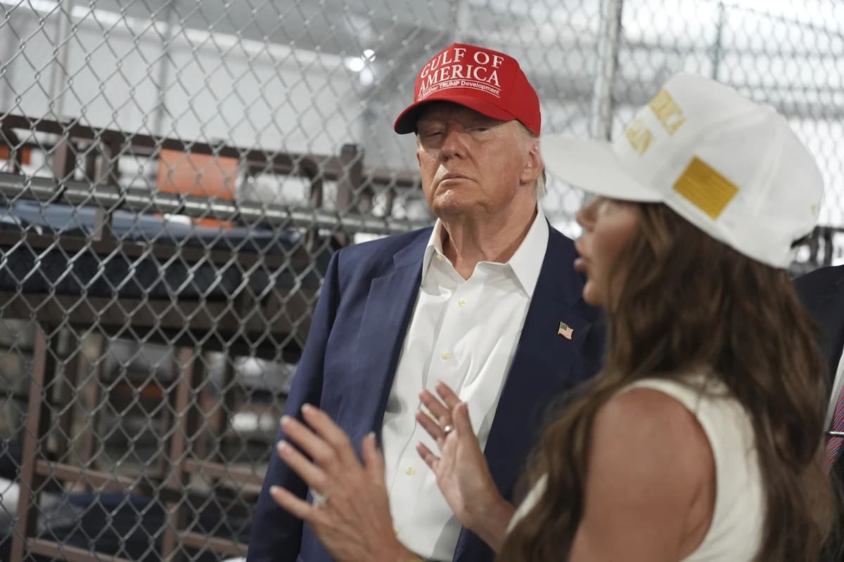 “Los obligan a firmar su órden de deportación y no les dan derecho de hablar con un abogado”. Afirman abogados de derechos civiles sobre detenidos en “Alligator Alcatraz”, la super prisión para inmigrantes de Donald Trump