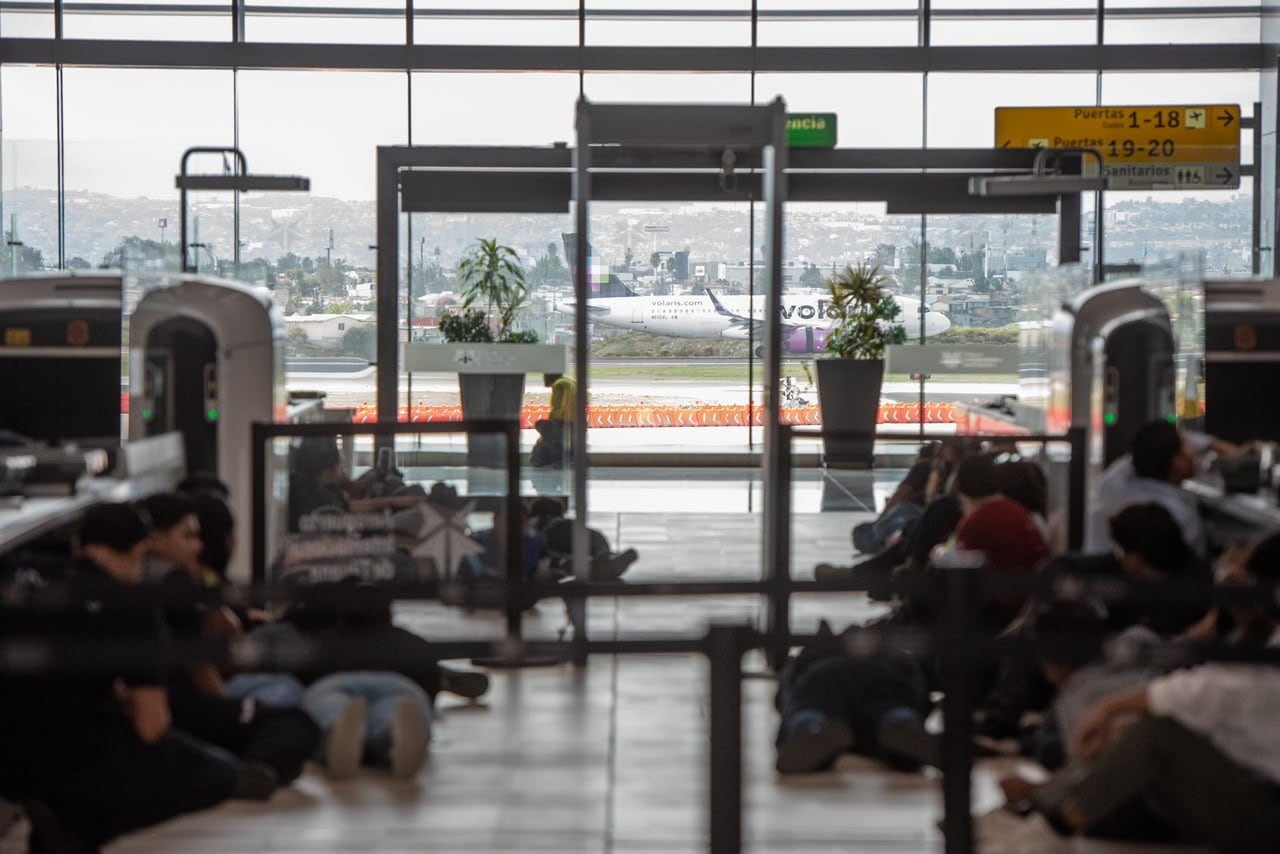 Elementos de la Guardia Nacional y personal del Aeropuerto Internacional de Tijuana realizaron un simulacro a escala real para representar la toma de rehenes y el apoderamiento de instalaciones. Foto: Cortesía / Border Zoom