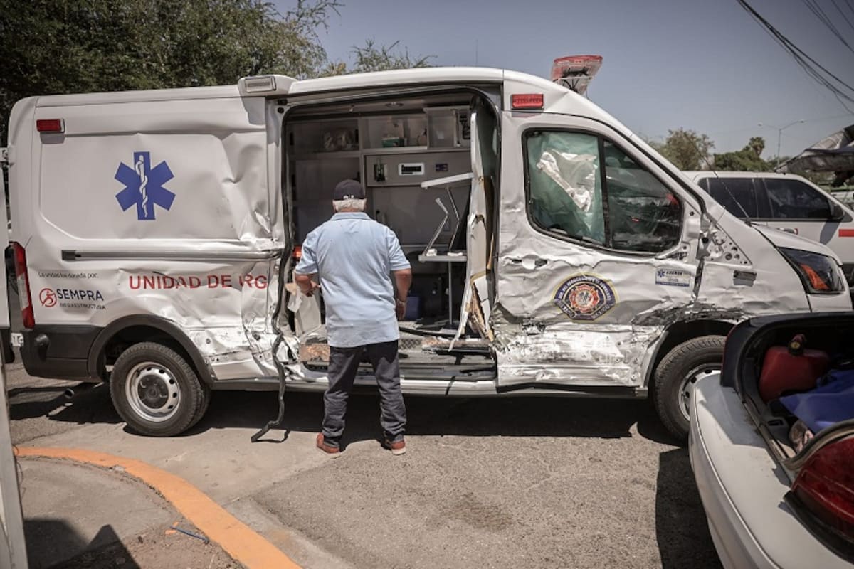 Choca ambulancia recién entregada a Bomberos; una paramédica resulta lesionada