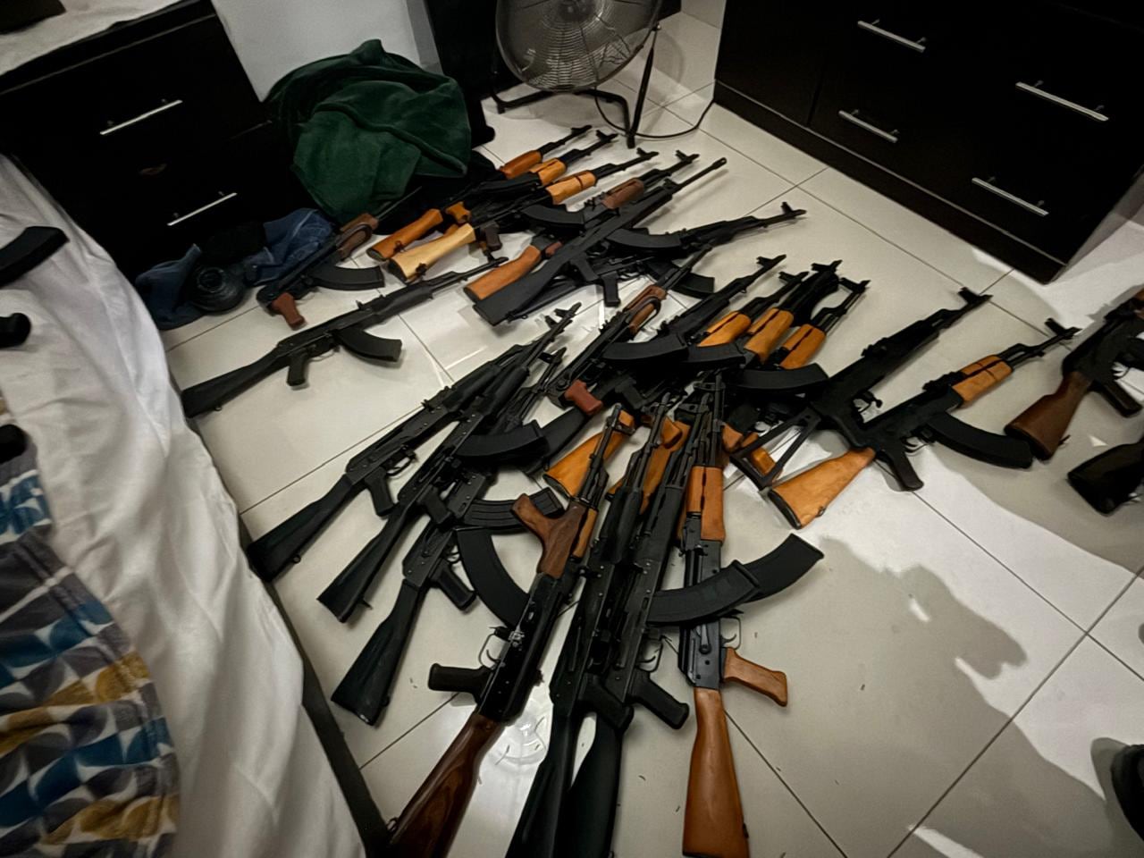 El arsenal fue localizado en una vivienda de la colonia Federal, presuntamente utilizada como casa de seguridad. FOTO: ESPECIAL FGR