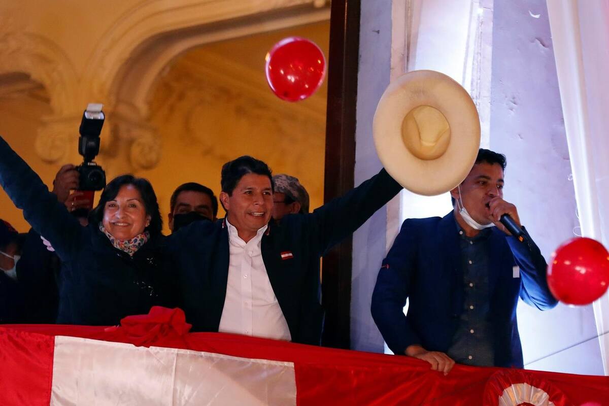AMLO manda "abrazo solidario" a Pedro Castillo, el presidente electo de Perú