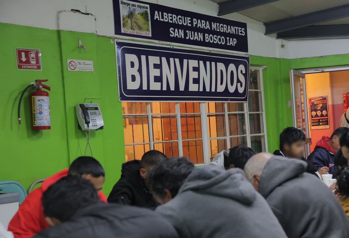 Migrantes consumen sus alimentos en el albergue San Juan Bosco en Nogales, Sonora. FOTO: JULIÁN ORTEGA