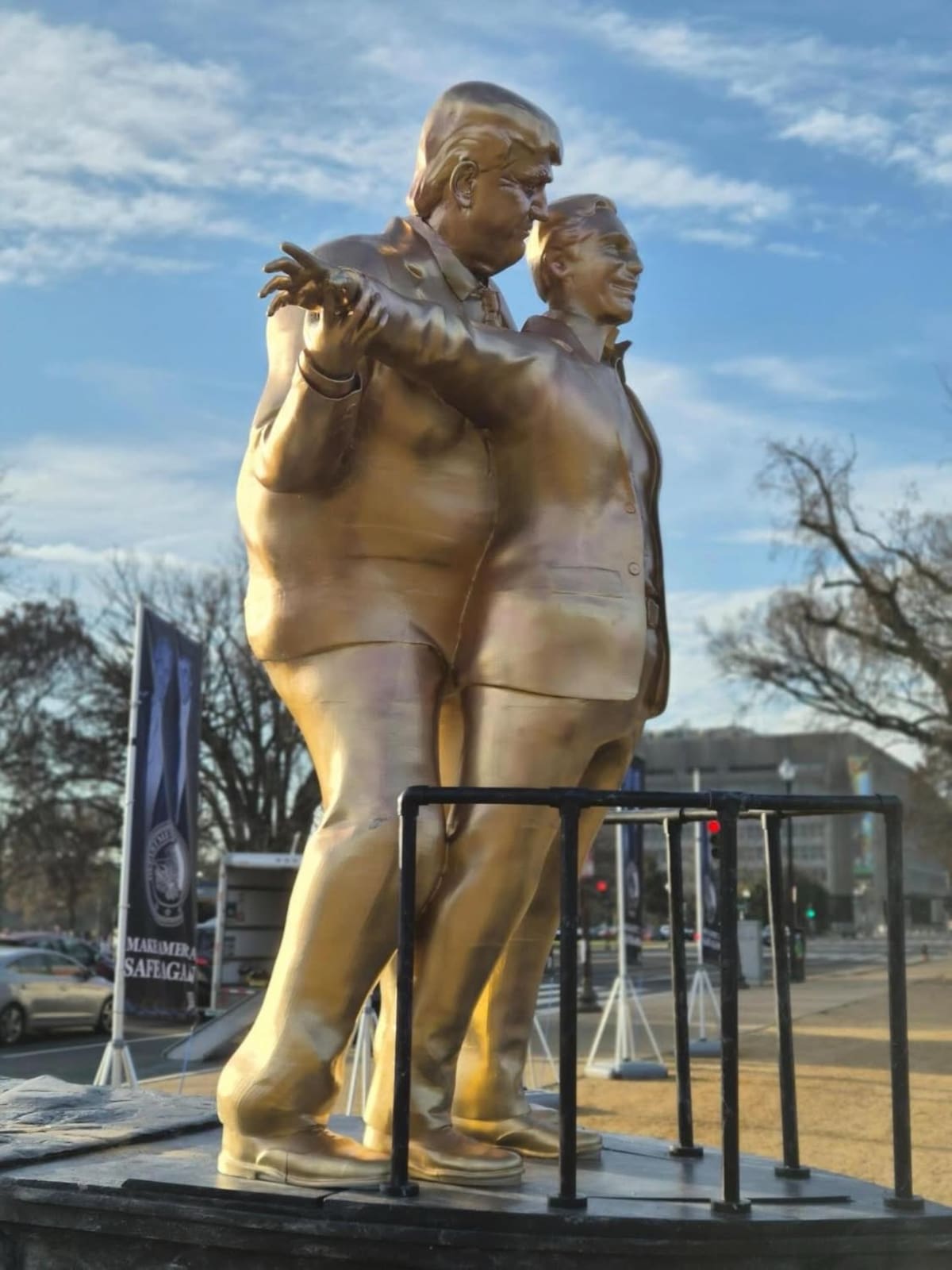 Instalan en Washington una polémica estatua de Donald Trump y Jeffrey Epstein inspirada en “Titanic”