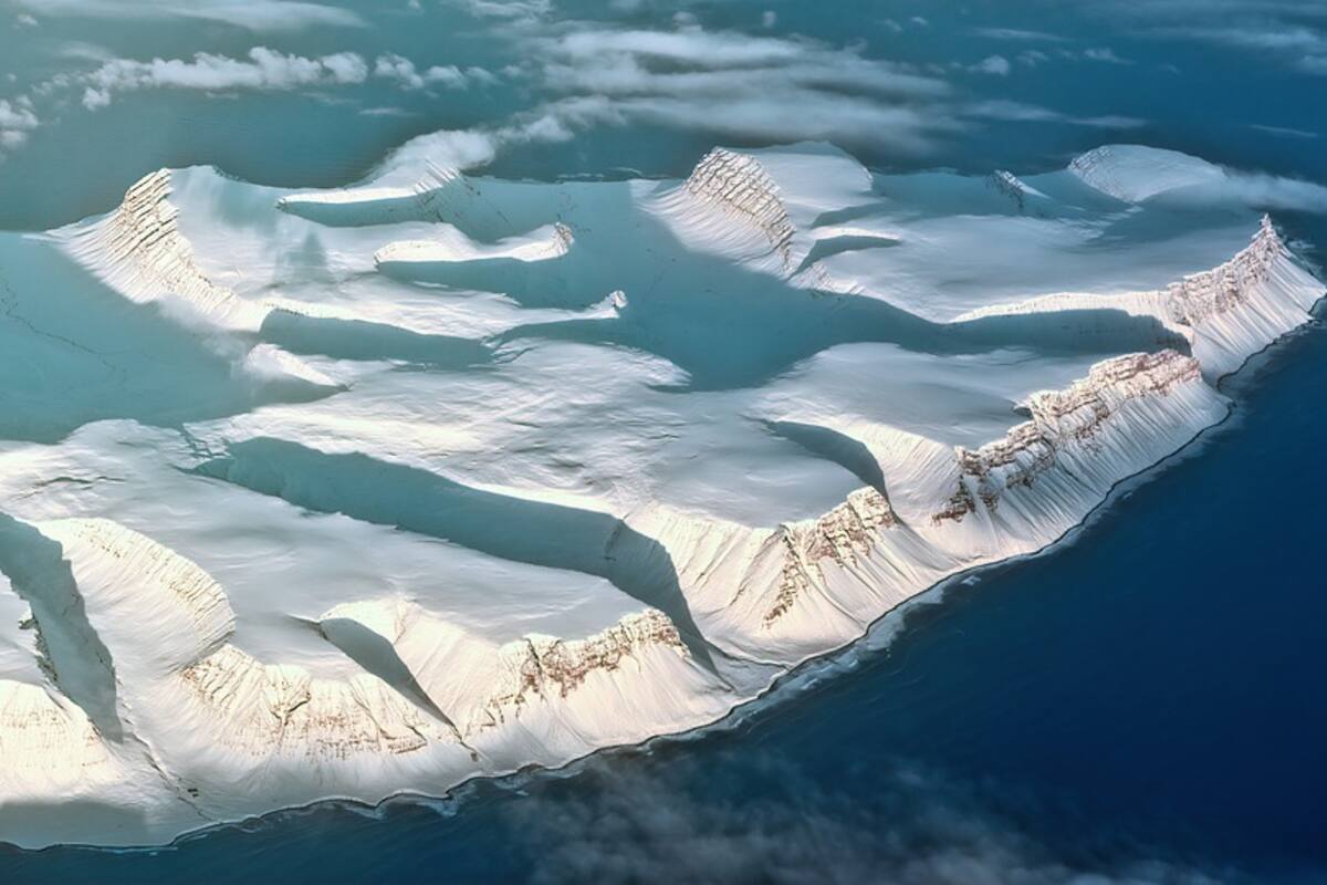 Encuentran cueva de hielo “perdida” en la Antártida, tiene ríos y lagos divididos en 3 niveles