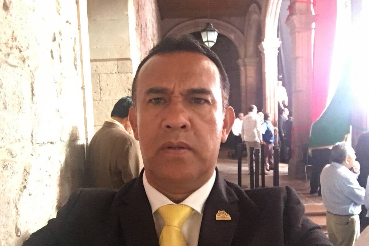 Vinculan a proceso a ex alcalde por venta de patrullas