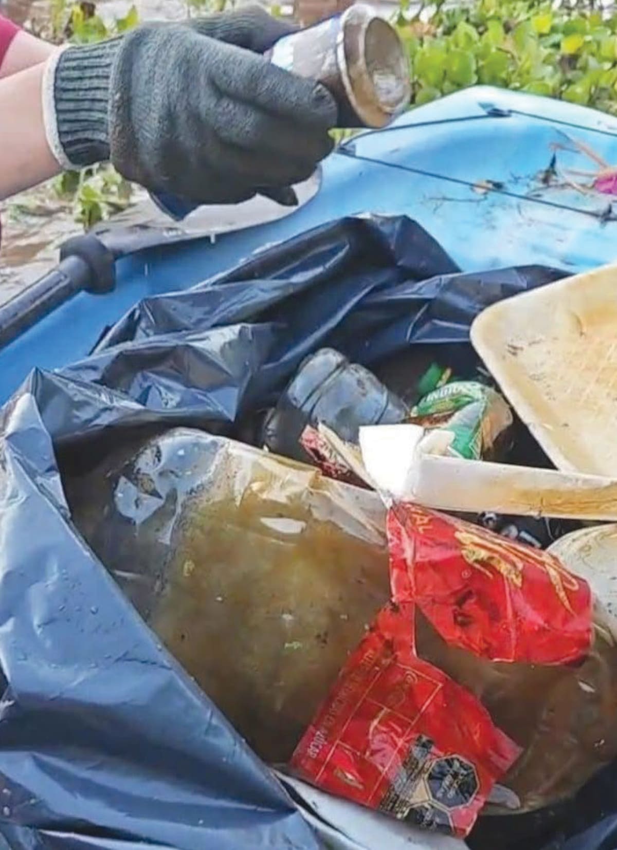 Desperdicio de alimentos, platos y vasos desechables, botellas, latas, restos de aceite o grasa e incluso bolsas completas de basura son algunos de los desechos que terminan en el agua del Río Yaqui. FOTO: ESPECIAL