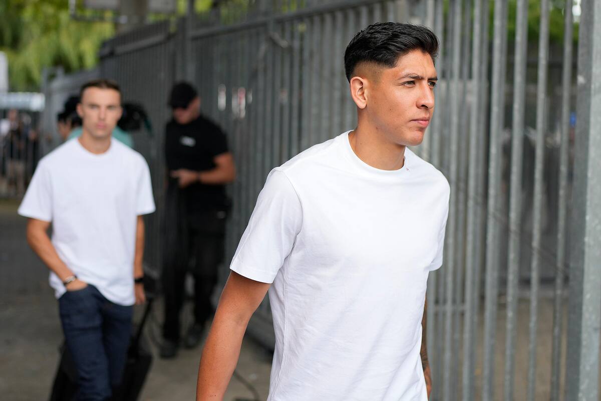 Edson Álvarez modela el tercer uniforme de Ajax, con toda la elegancia