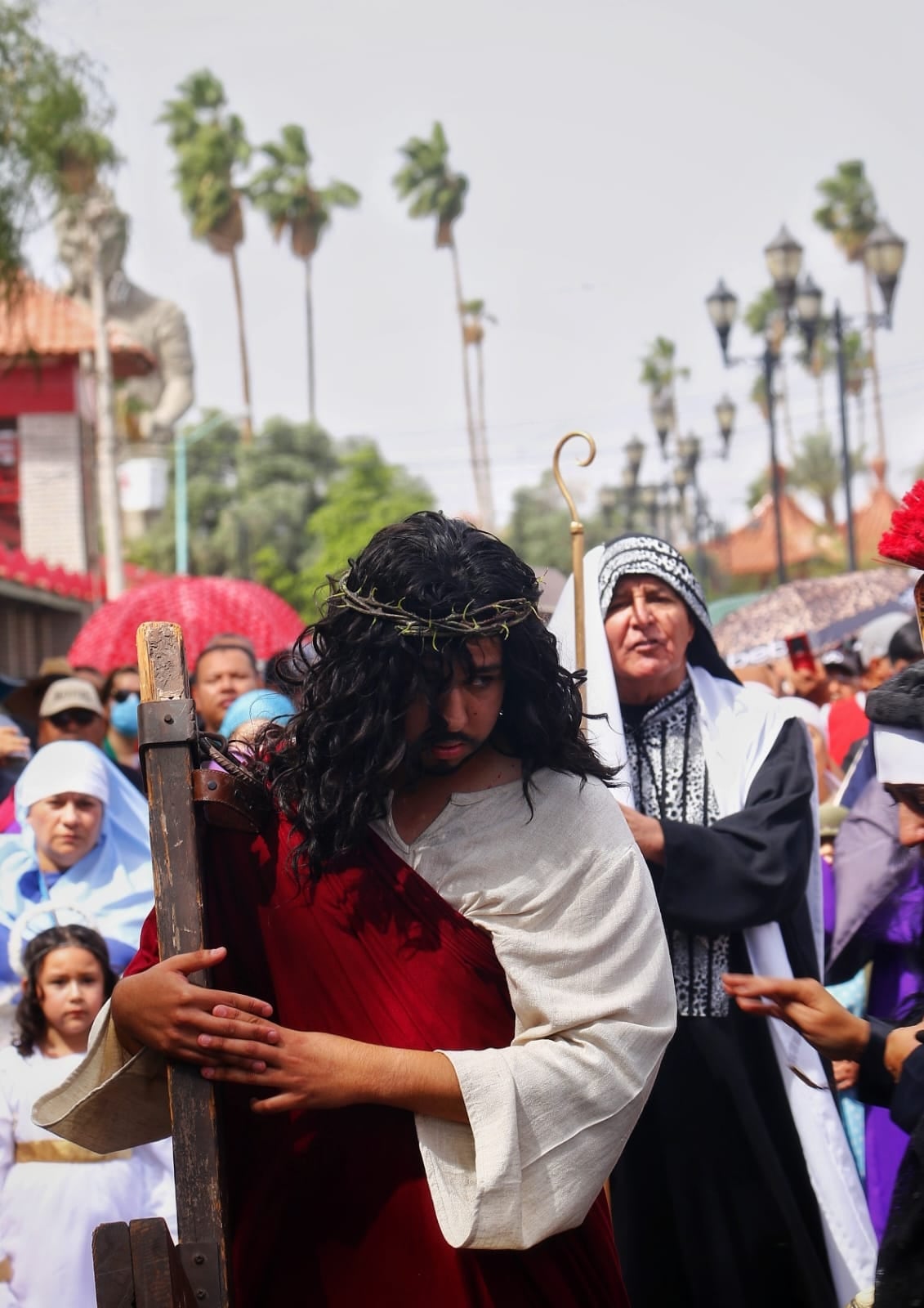 La Pasión de Cristo. El viacrucis de la Catedral de Mexicali se llevó a cabo en el Centro HIstórico con la asistencia de cientos de mexicalenses. (Foto: Saúl Martínez)