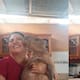 Mujer en Perú se vuelve viral por bailar alegremente con su capibara en la cocina.