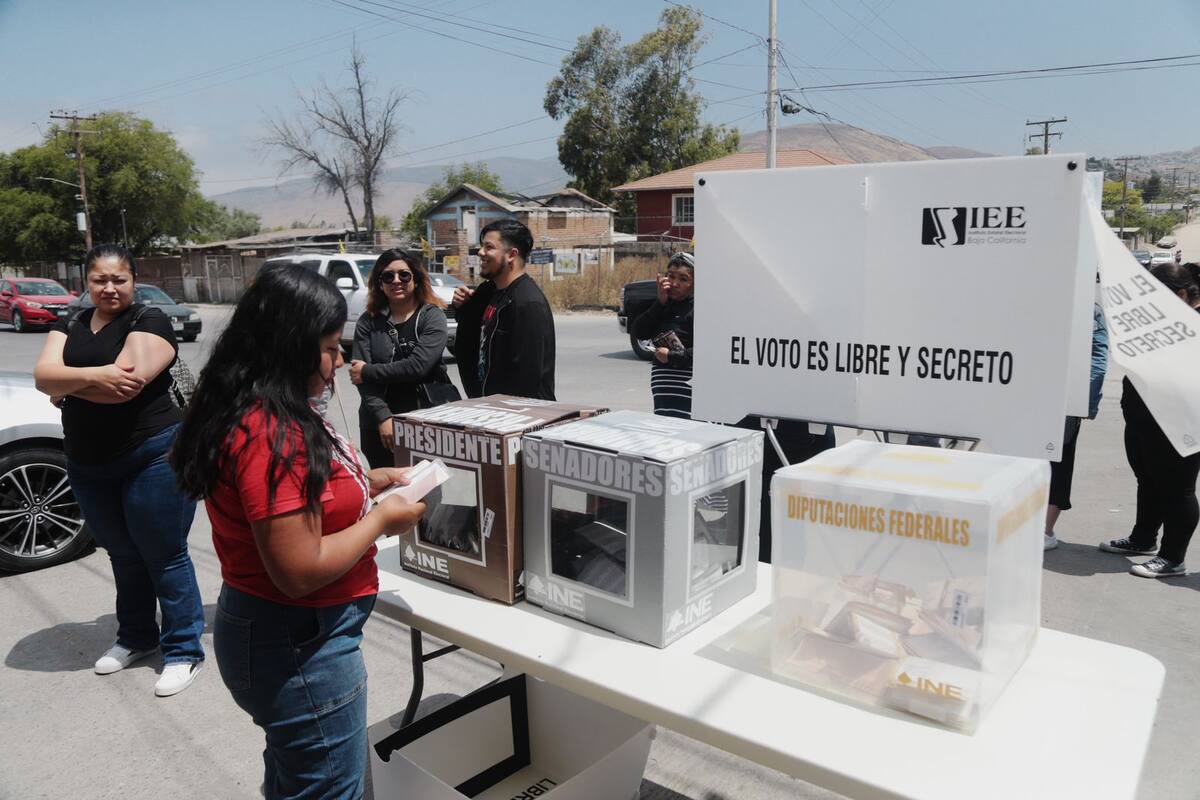 Karla Michelle Prieto vota por primera vez