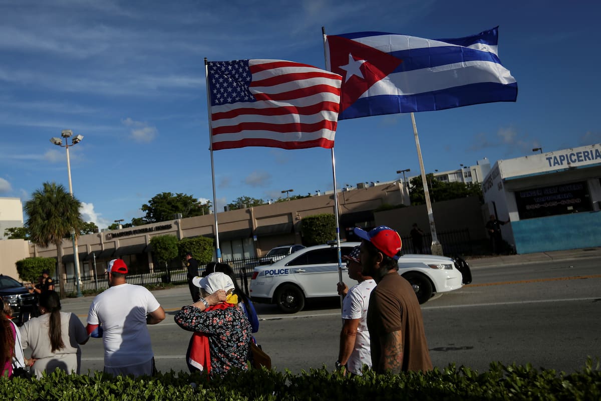 FOTO DE ARCHIVO: Emigrantes ondean banderas estadounidenses y cubanas frente al restaurante Versailles, en reacción a los informes de protestas en Cuba contra el deterioro de su economía, en Miami, Florida, Estados Unidos. 18 de julio de 2021. REUTERS/Marco Bello/File Photo