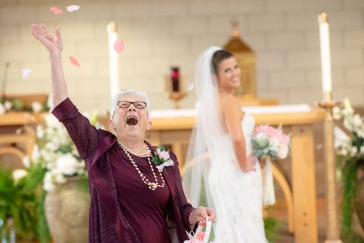 "Me sentí emocionada", abuelita es pajecita en la boda de su nieta