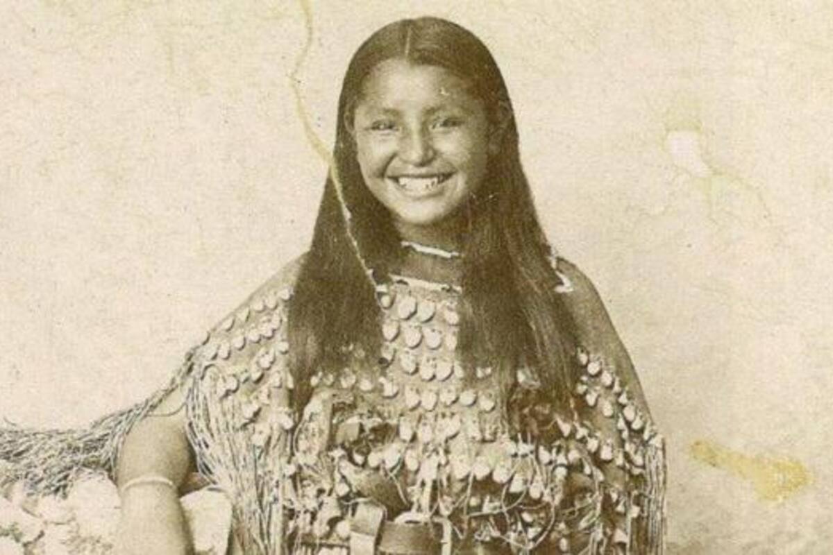 Una extraña fotografía de alguien sonriendo en el siglo XIX