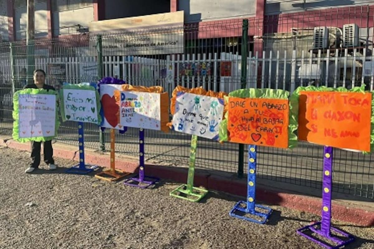 “Dame un abrazo antes de irme”: Colocan carteles de amor para padres de estudiantes