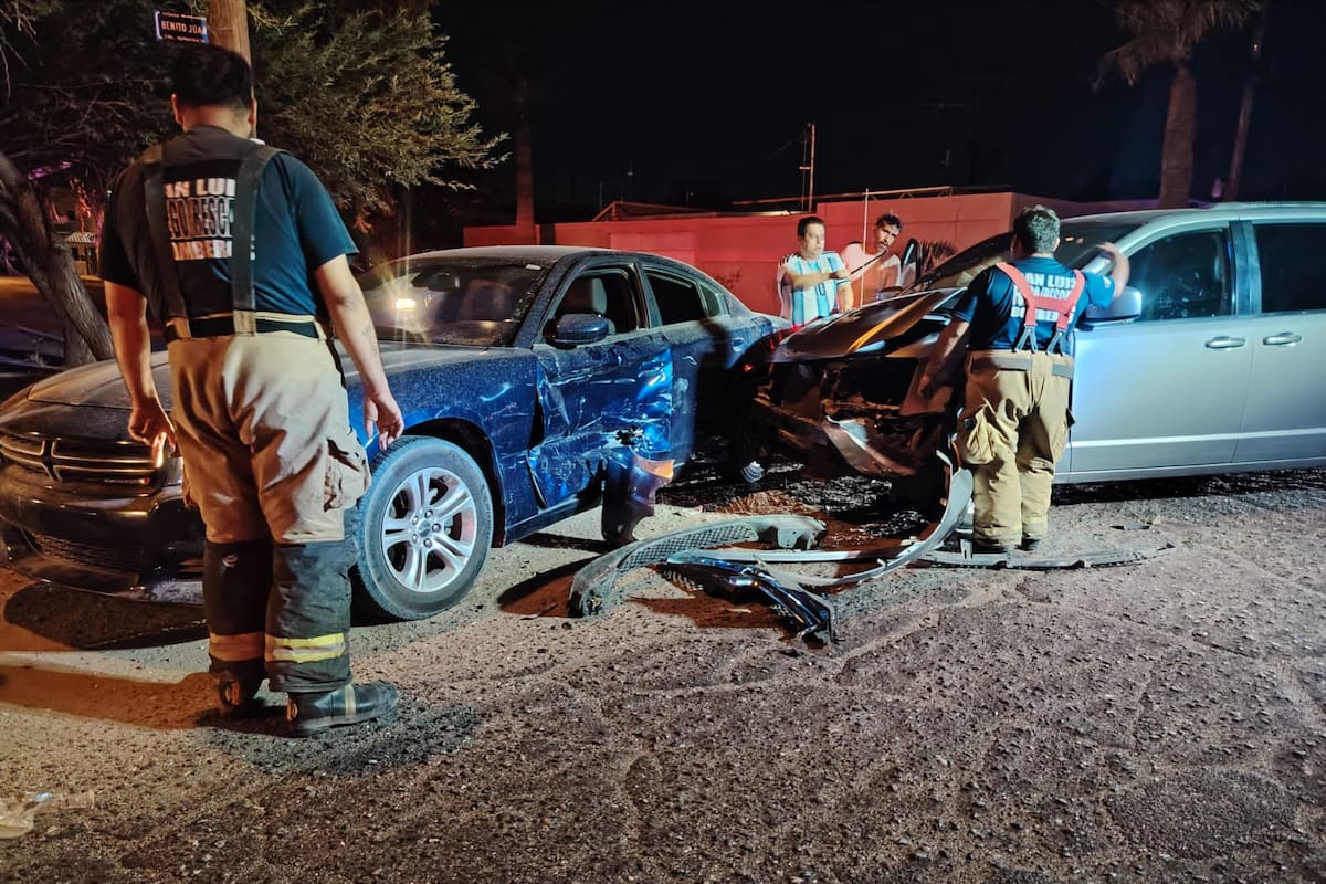 Choque entre camioneta y auto deja daños materiales en avenida Juárez de SLRC