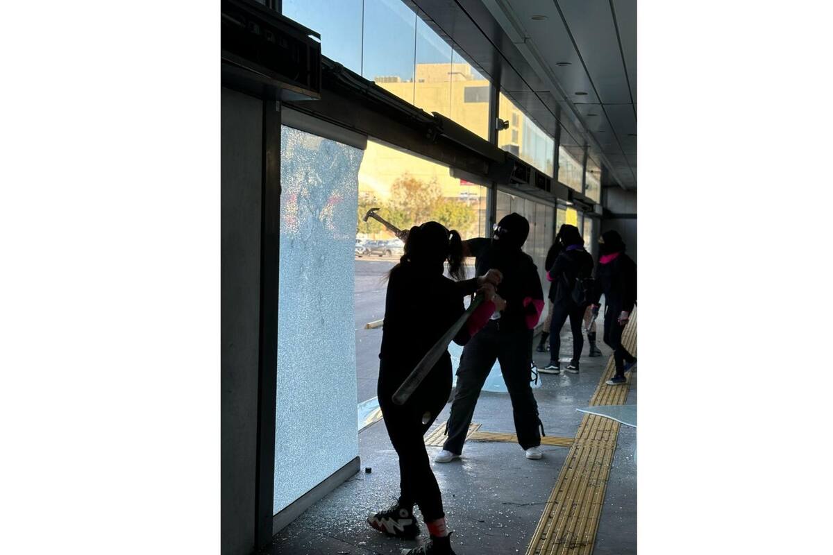 ‘Bloque Negro’ pinta a hombre y causa destrozos