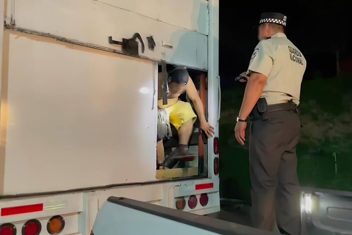 INM y GN auxilia a 130 migrantes que viajaban hacinados en la caja seca de un camión en Chiapas