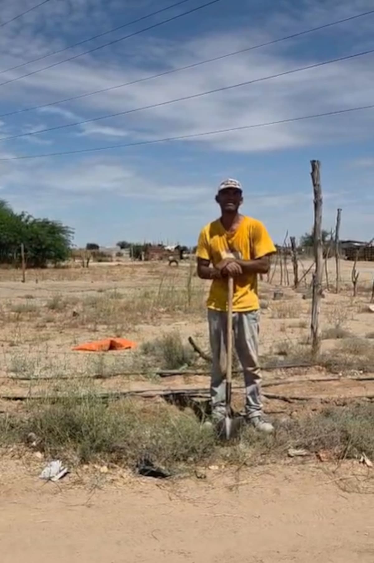 Alejandro, explicó que tiene tres años viviendo en la colonia y que ha invertido alrededor de 5 mil pesos en tubería, mangueras y otros materiales para llevar agua hasta su vivienda.│Foto: Gina Rodríguez