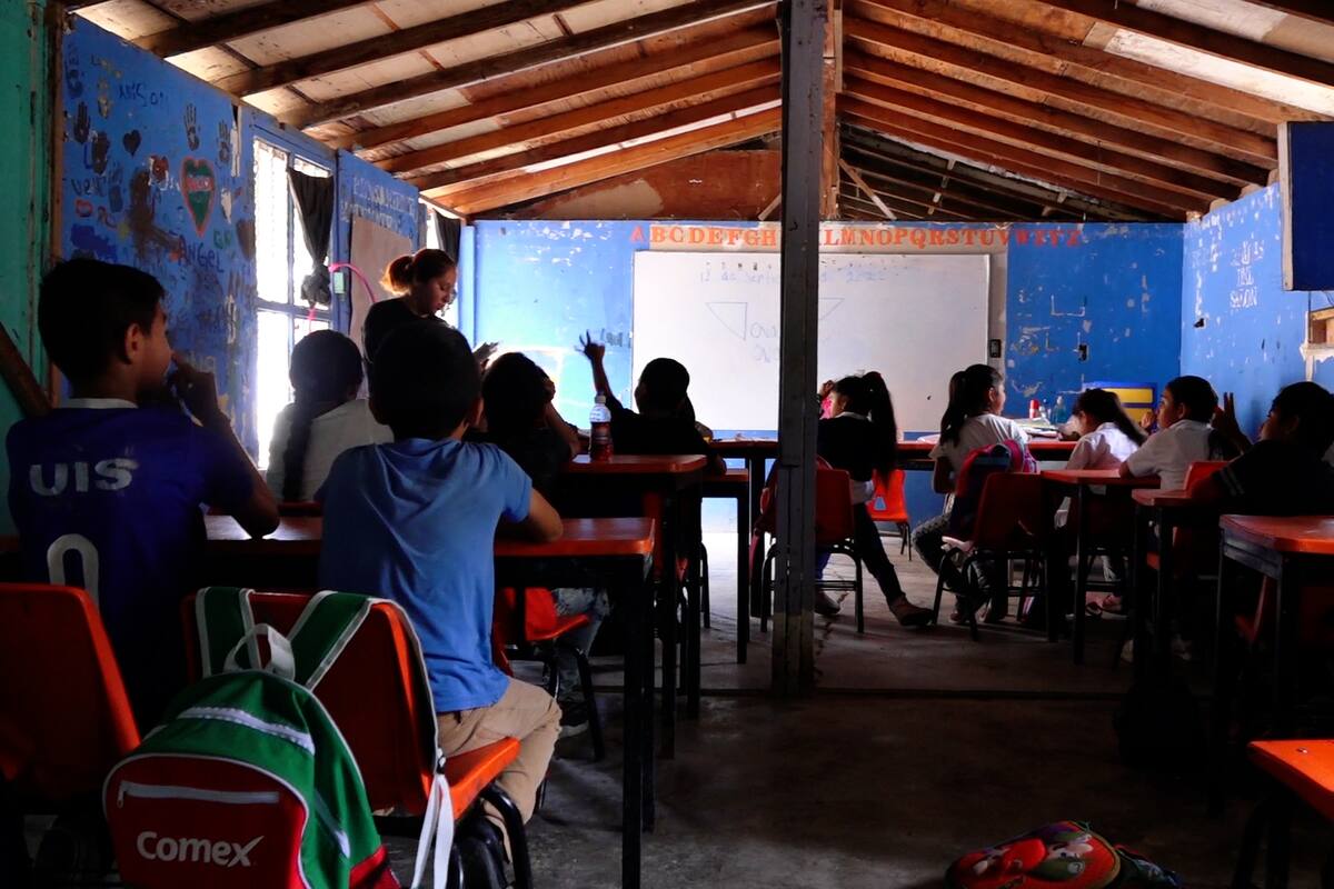 Sin agua y sin luz niños toman clases en Tijuana