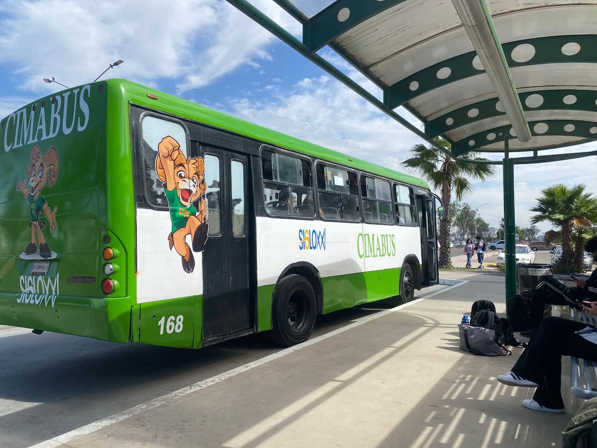 Estudiantes de UABC Tijuana reportaron retrasos en la nueva ruta de transporte a Santa Fe, incluida la salida nocturna programada a las 21:15 horas. Foto: Emmanuel Castañeda