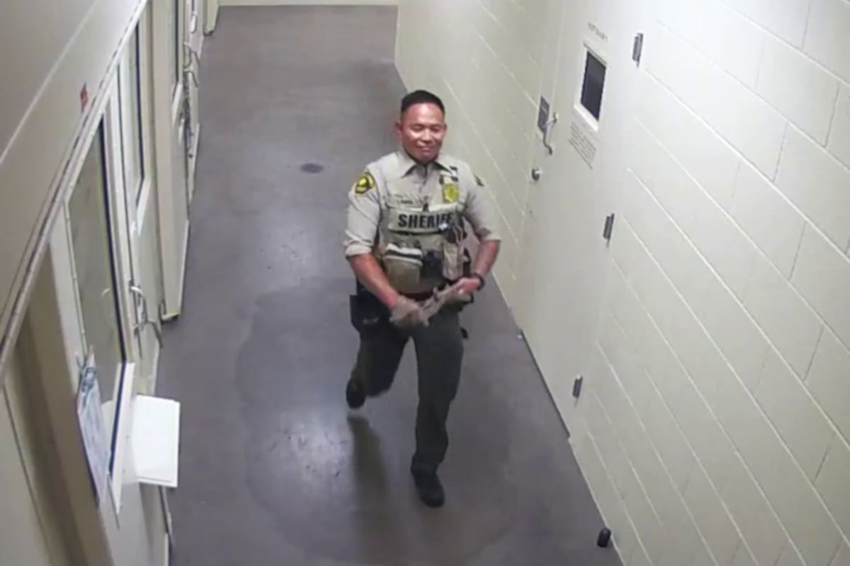 Lo empujó por la espalda, lo vio caer con la columna fracturada y se alejó sonriendo; dan cuatro años y nueve meses de prisión para ex agente del Sheriff en San Diego