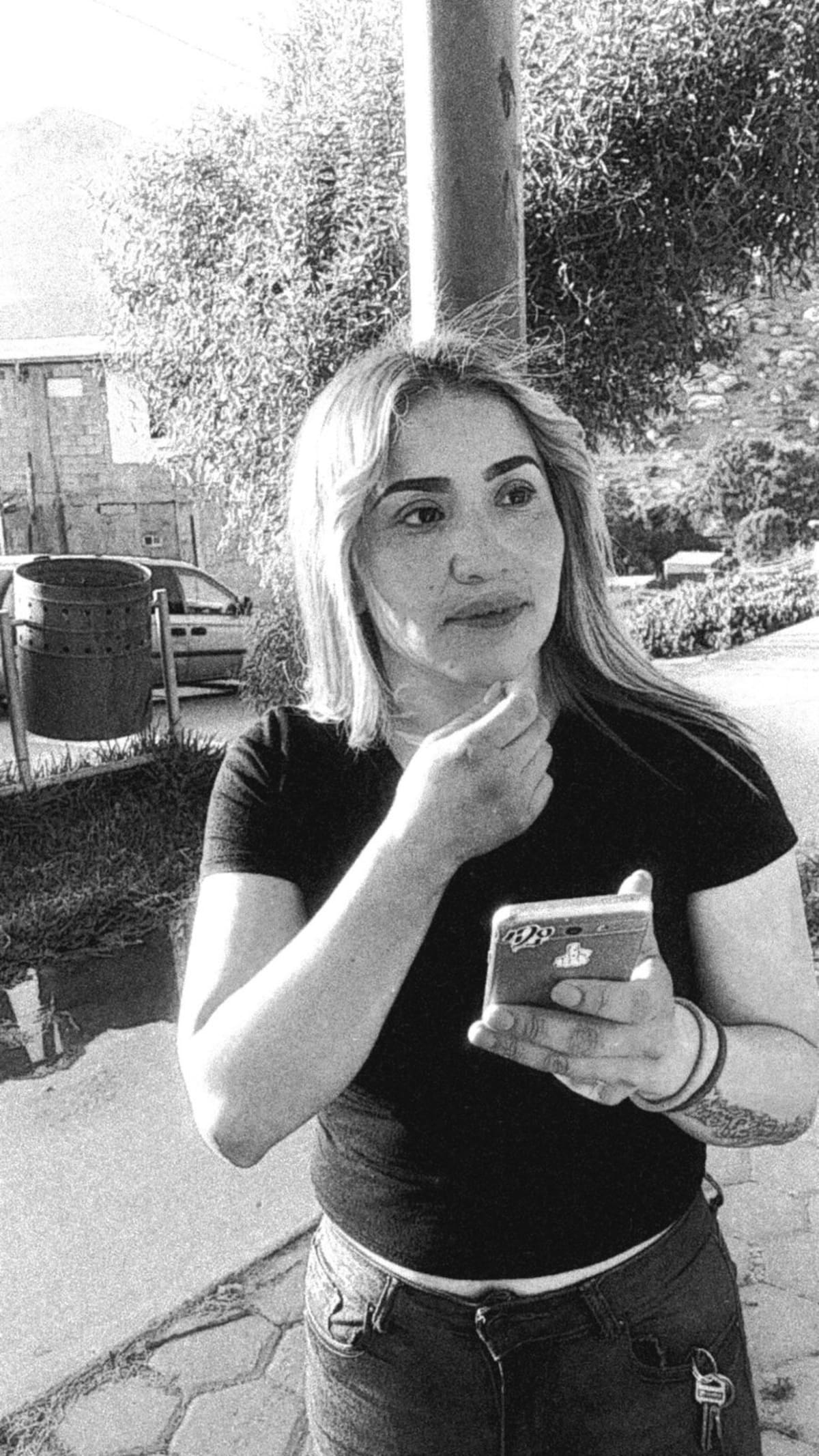 "Le dio una puñalada en el pecho", mencionan los familiares de Indra Dafne, una mujer asesinada, presuntamente, por su ex pareja, la mañana del 31 de diciembre en la colonia El Laurel. Foto: Cortesia