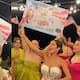 “La que puede, puede” Mujer se casa con un gringo y en su boda le llevan una Green Card gigante para celebrar
