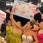 “La que puede, puede” Mujer se casa con un gringo y en su boda le llevan una Green Card gigante para celebrar