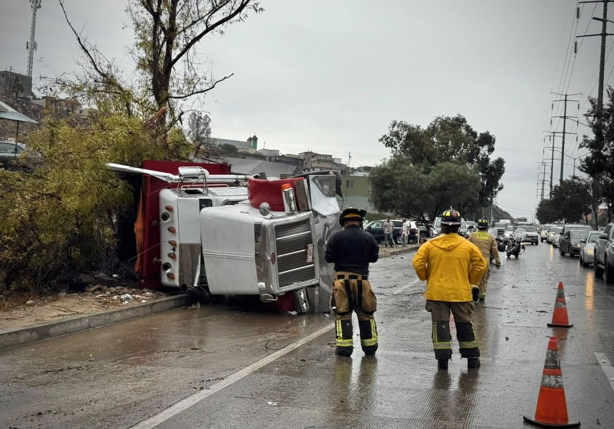 Los percances ocurrieron en una jornada en la que se prevén lluvias y fuertes vientos en Baja California por las condiciones meteorológicas asociadas a la tormenta tropical Rachel. Foto: Cortesía