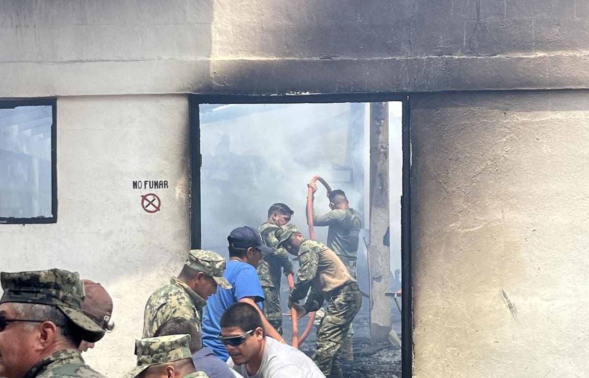 Un incendio en el centro de rehabilitación “Casa Hogar Caridad Isla de Cedros” fue sofocado por personal de la Secretaría de Marina y Bomberos Voluntarios; no se reportaron pérdidas humanas. Foto: Cortesía