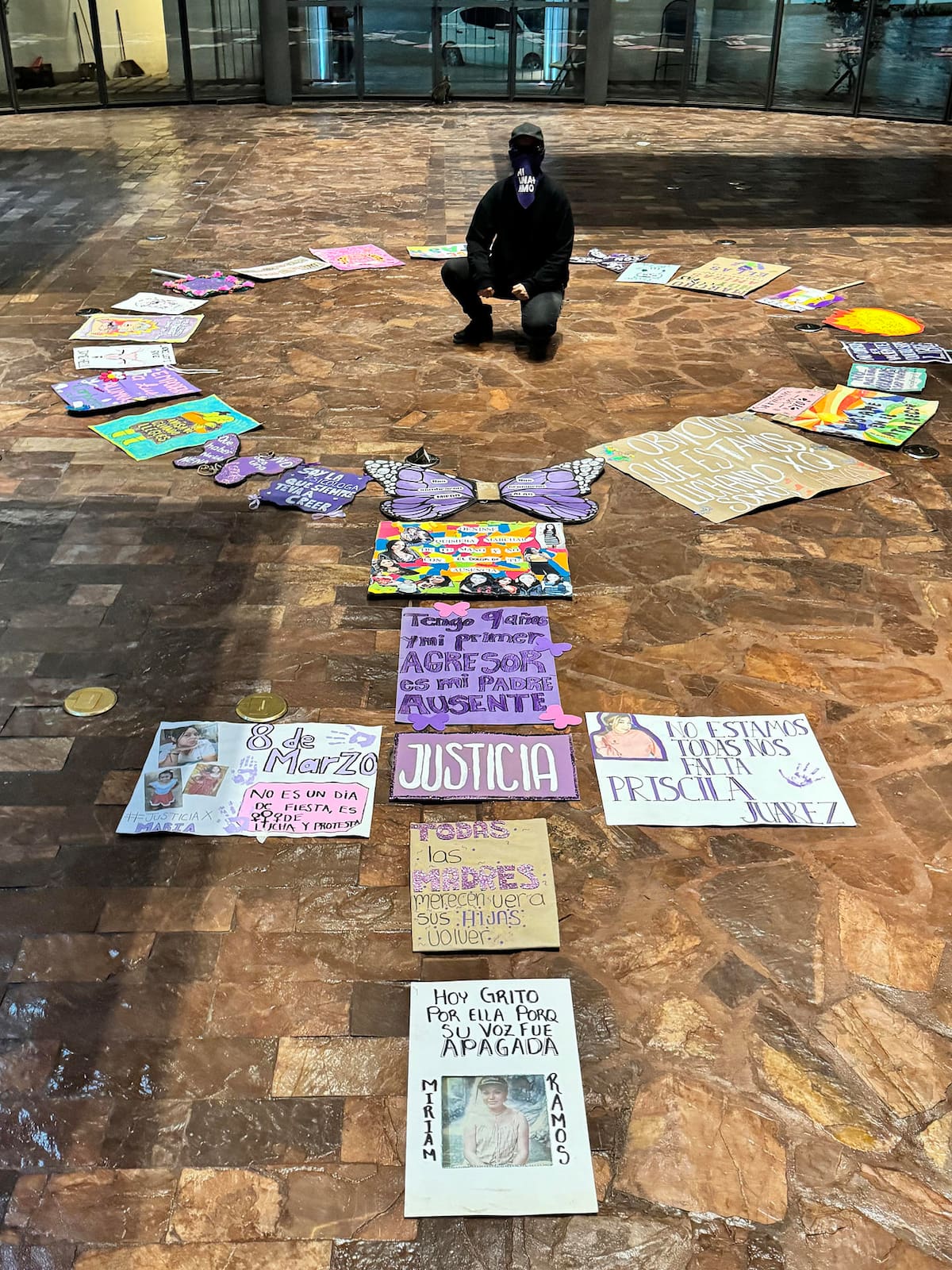 MEX9617. HERMOSILLO (MÉXICO), 13/04/2025.- Integrantes del colectivo 'Ni Una Más' participan en una manifestación al exterior del Centro de Reinserción Social 2 este domingo en la ciudad de Hermosillo (México). Tras dos semanas del inicio de las inéditas campañas judiciales de México, ya hay más de una docena de candidatos acusados por organizaciones civiles de tener vínculos con el narcotráfico, asesinatos o criminales, lo que muestra los riesgos de elegir por voto popular a jueces, denuncian varias ONG defensoras de los derechos civiles. EFE/Daniel Sánchez