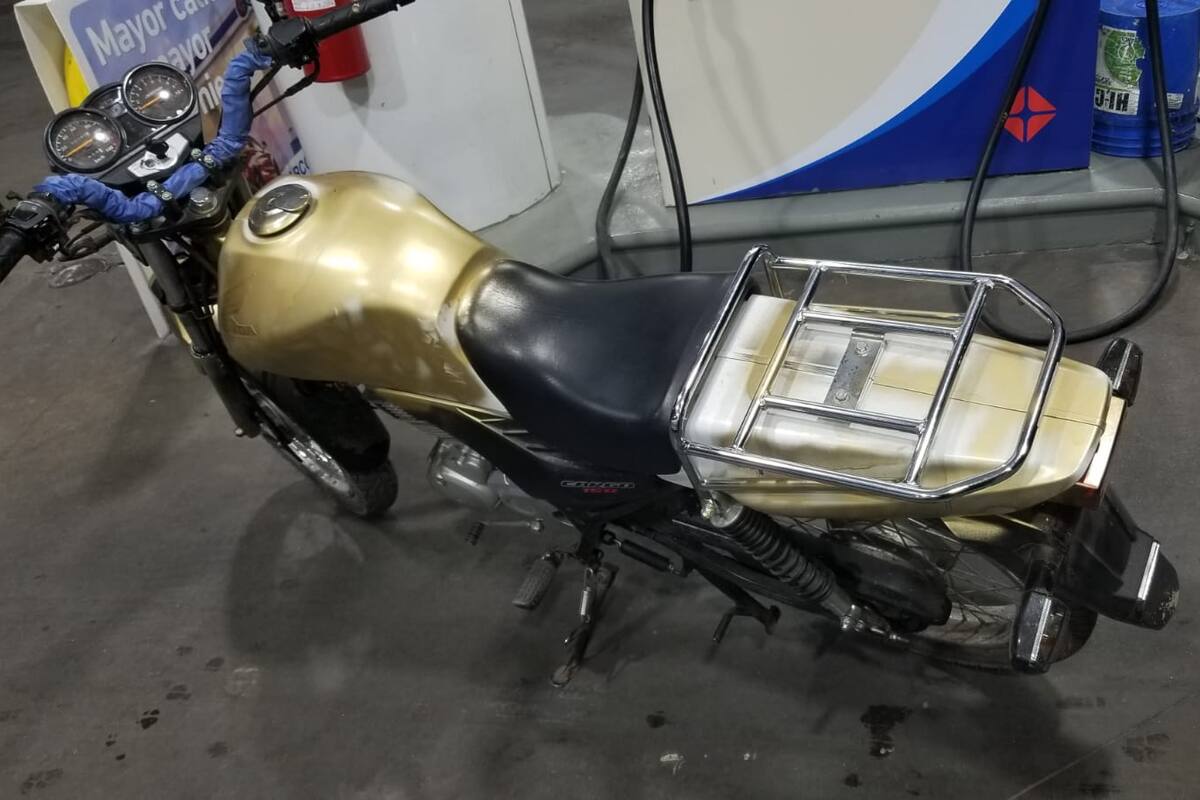 Pareja es arrestada con moto robada