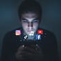 Cuatro familias demandan a Meta, TikTok, YouTube y Snapchat al acusar que el diseño adictivo de sus plataformas contribuyó al deterioro de la salud mental y al suicidio de cuatro adolescentes en Estados Unidos