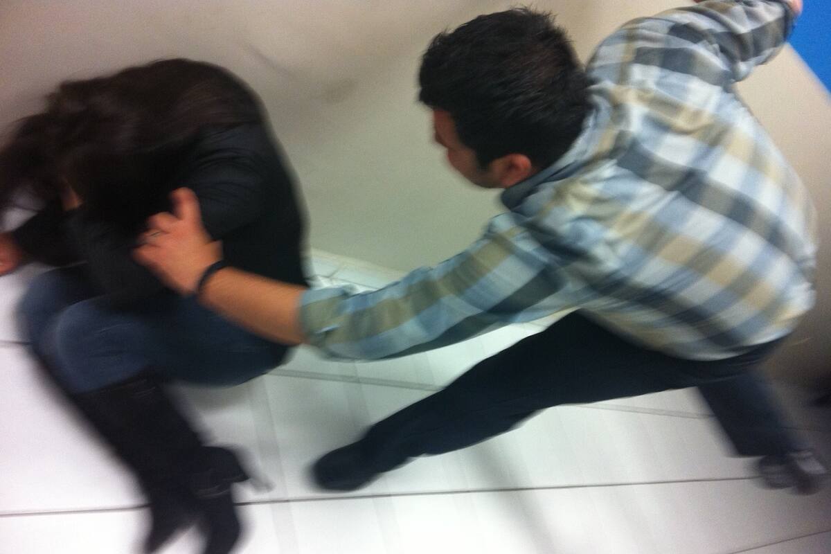 Detienen a hombre acusado de golpear y agredir verbalmente a su pareja
